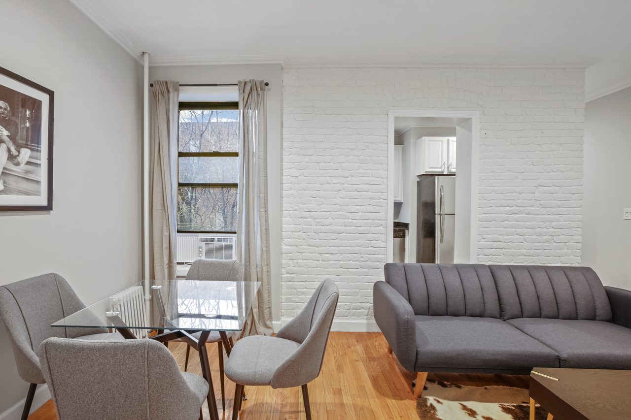a room in Hamilton Heights photo 7