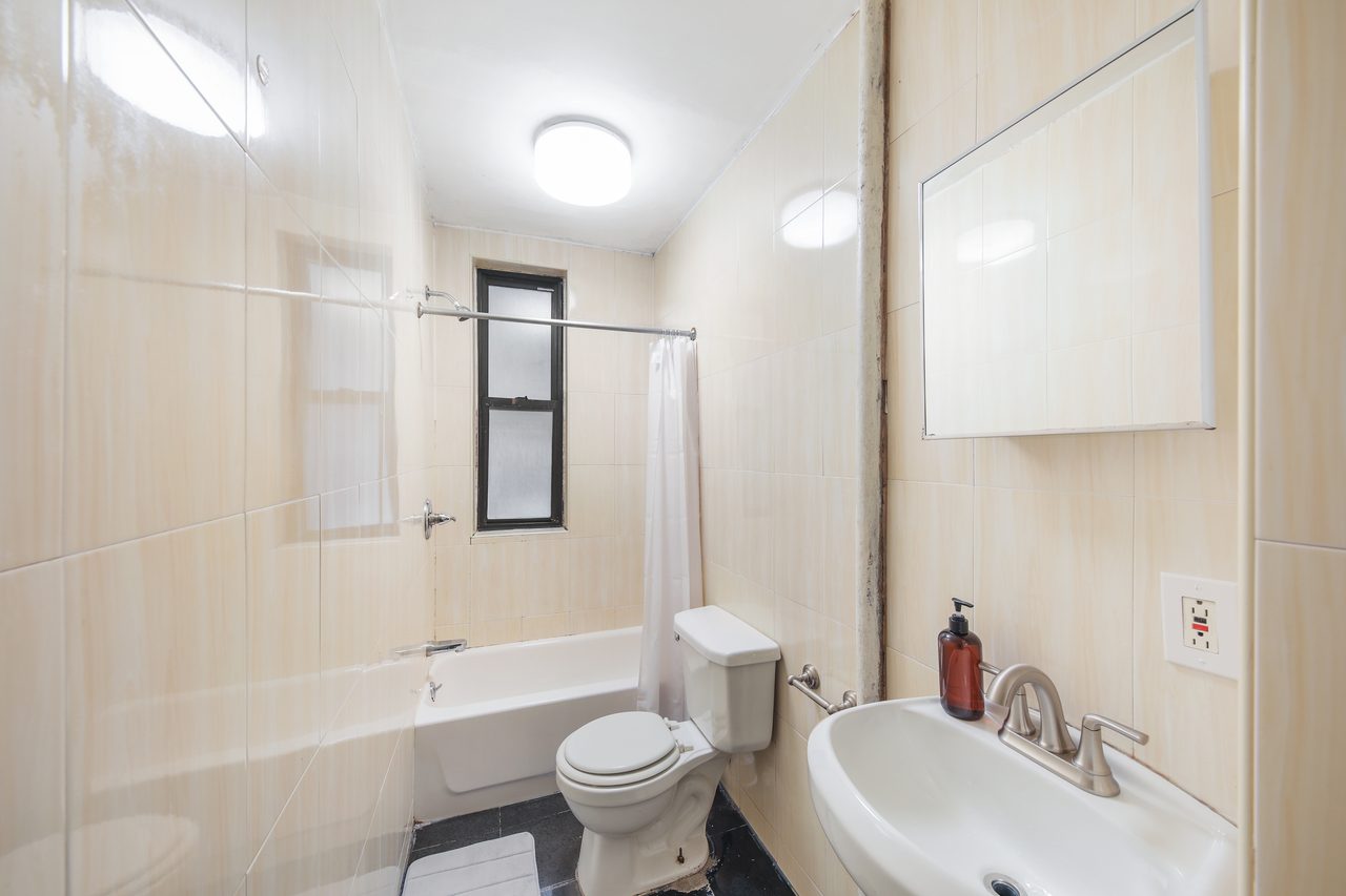 a room in Morningside Heights photo 5