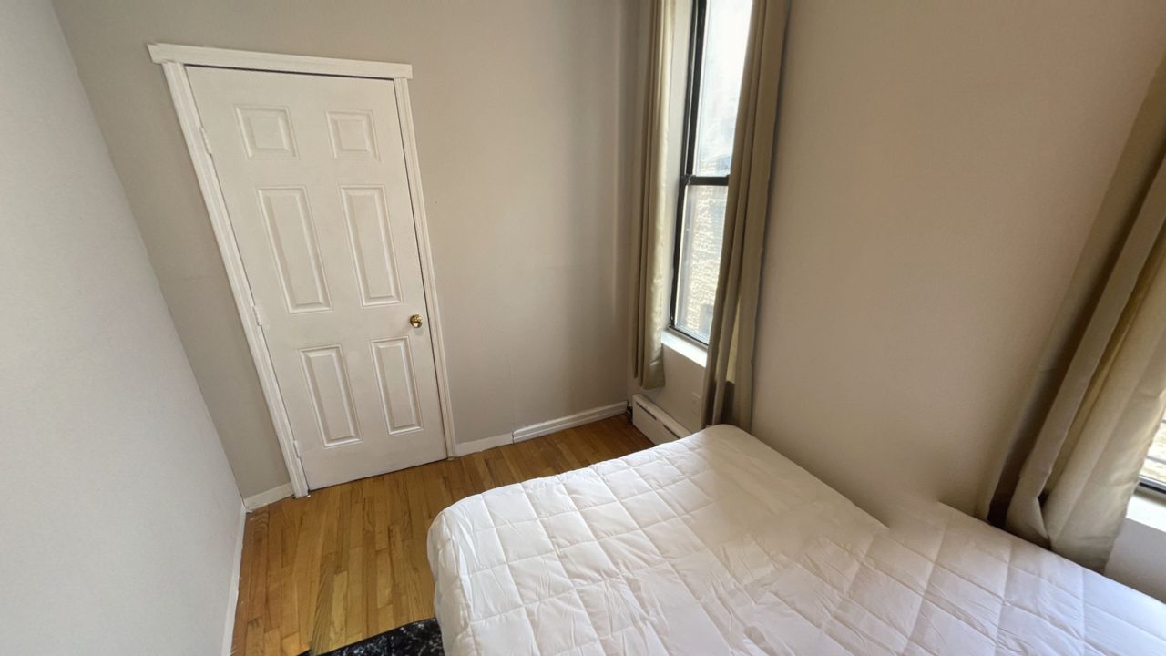 a room in Morningside Heights photo 2