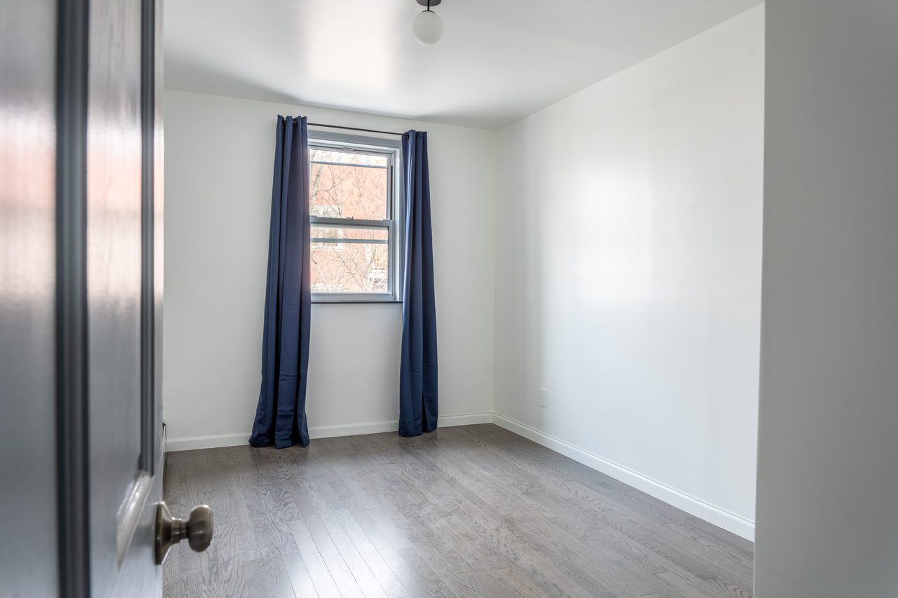 a room in LIC photo 2