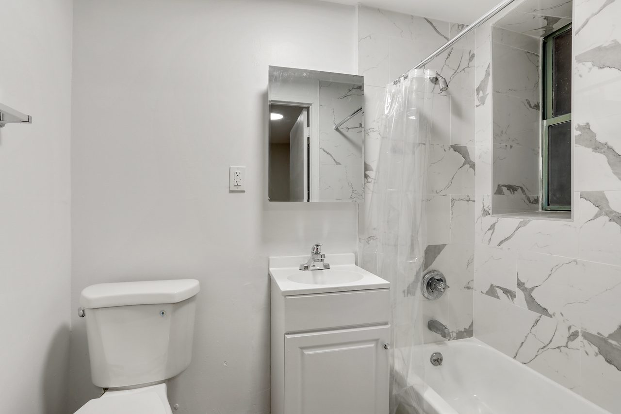 a room in Lincoln Square photo 5