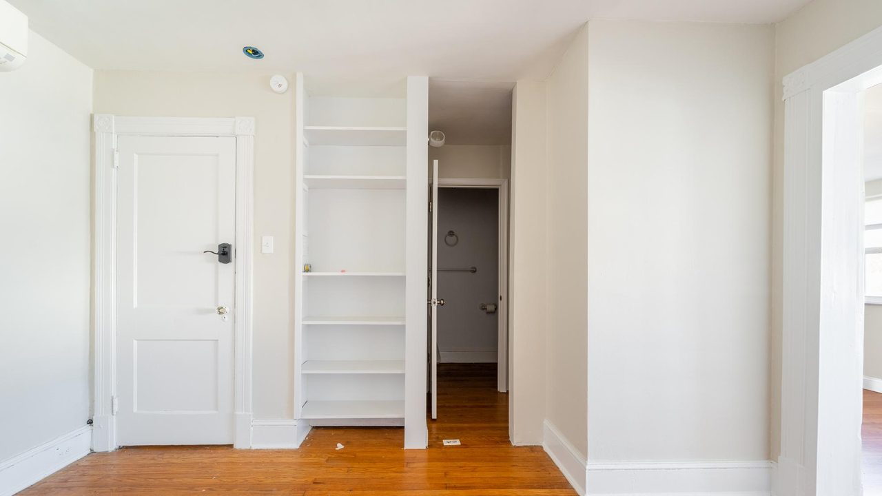 a room in Northwest Washington photo 9