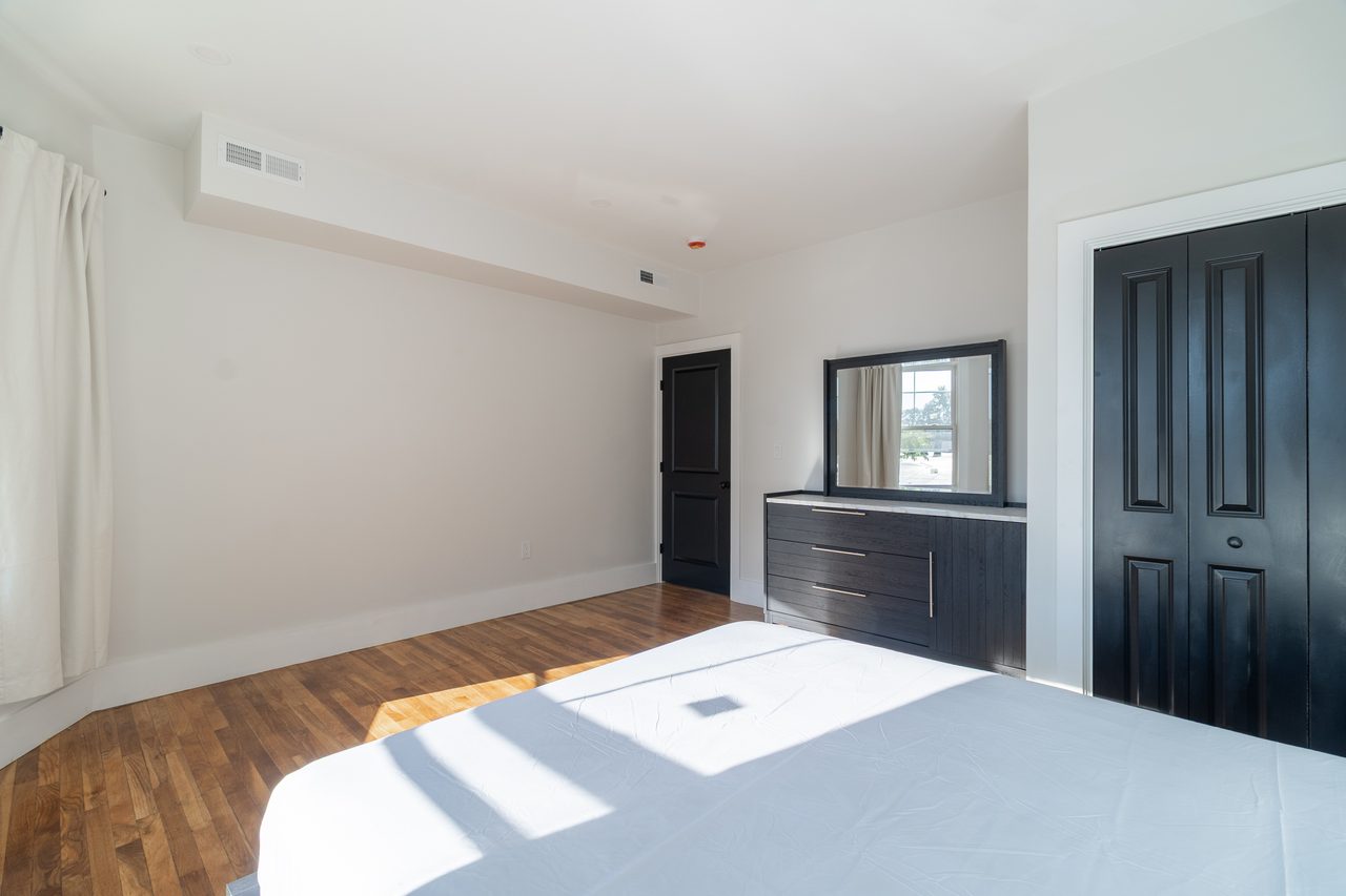 a room in Roxbury photo 3
