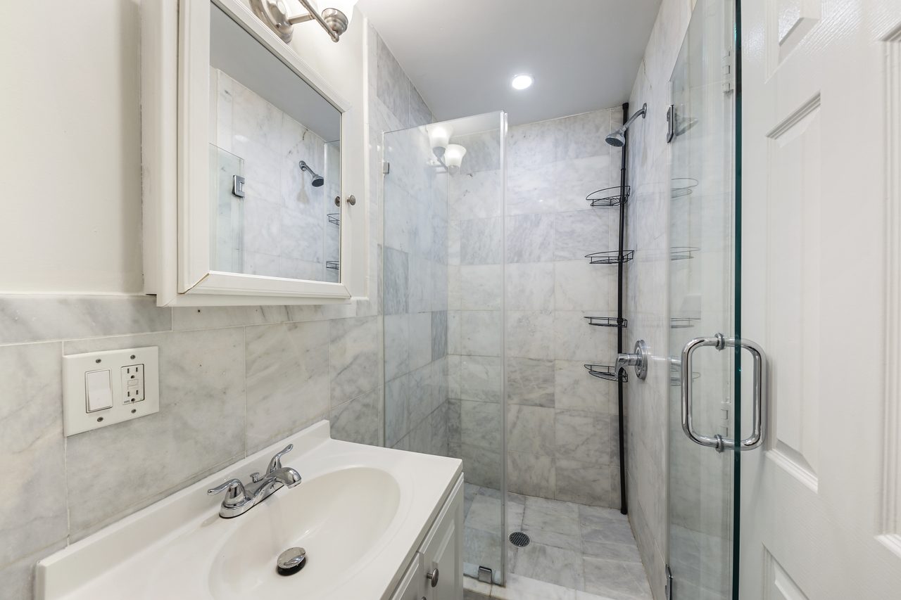 a room in Hamilton Heights photo 6