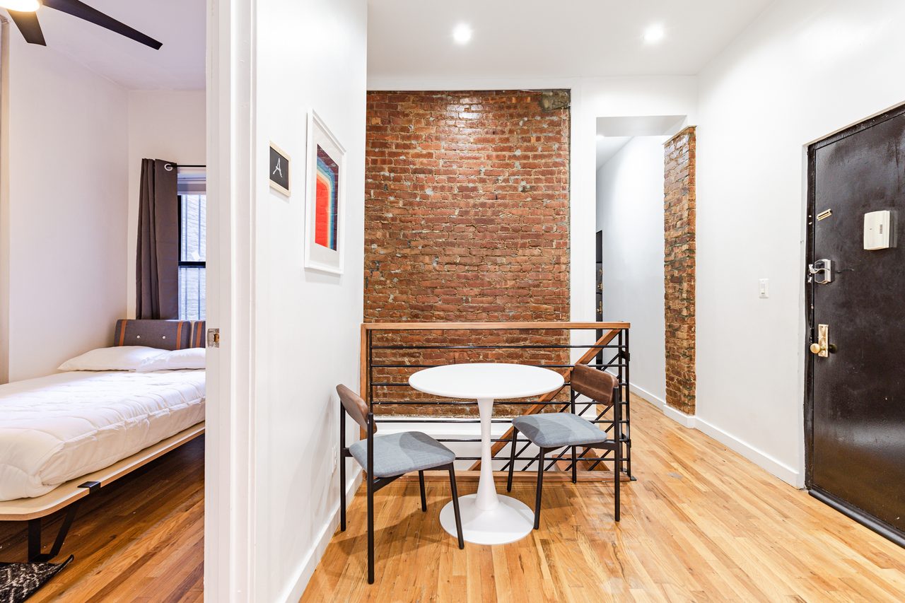 a room in Hamilton Heights photo 7