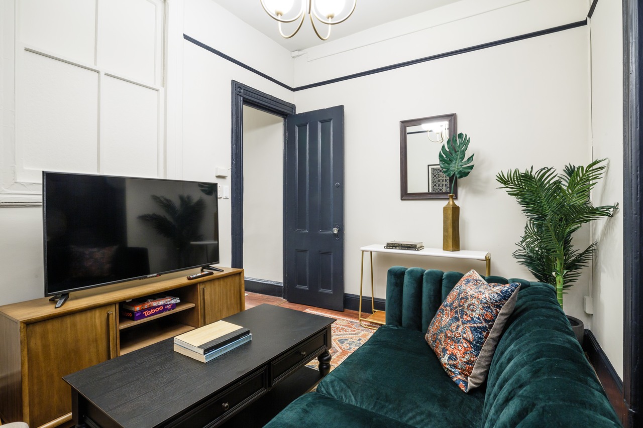 a room in Theater District photo 5