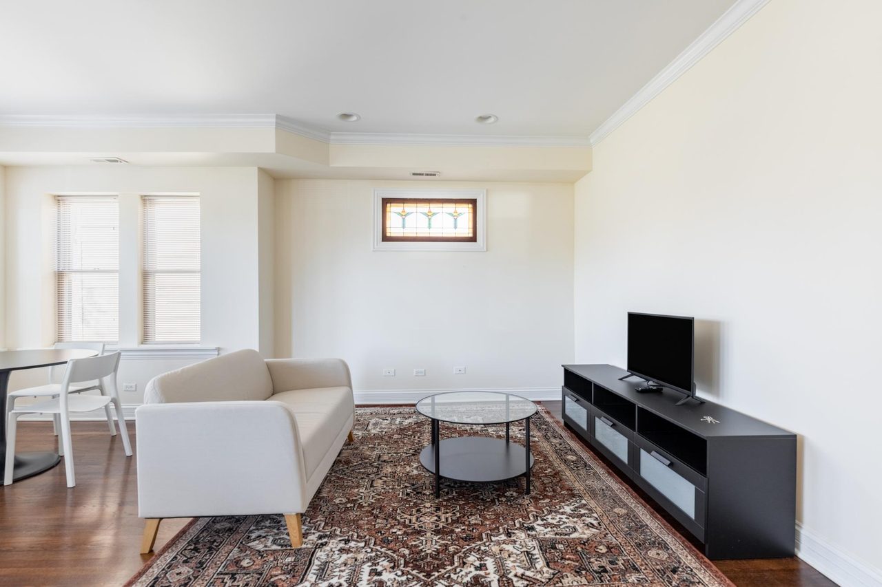 a room in Irving Park photo 5