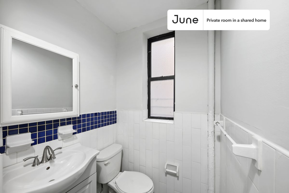 a room in Hamilton Heights photo 9