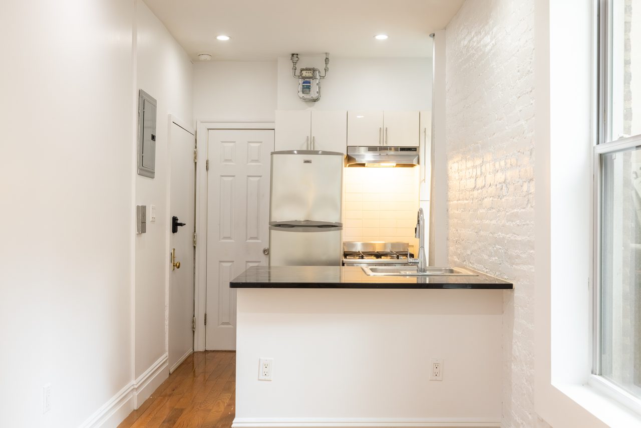 a room in Hell's Kitchen photo 5