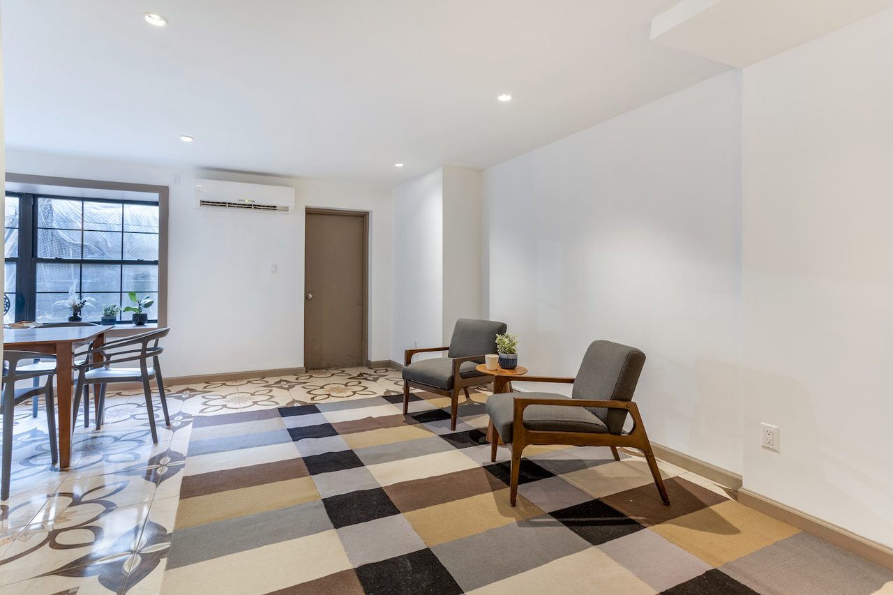a room in Hamilton Heights photo 5