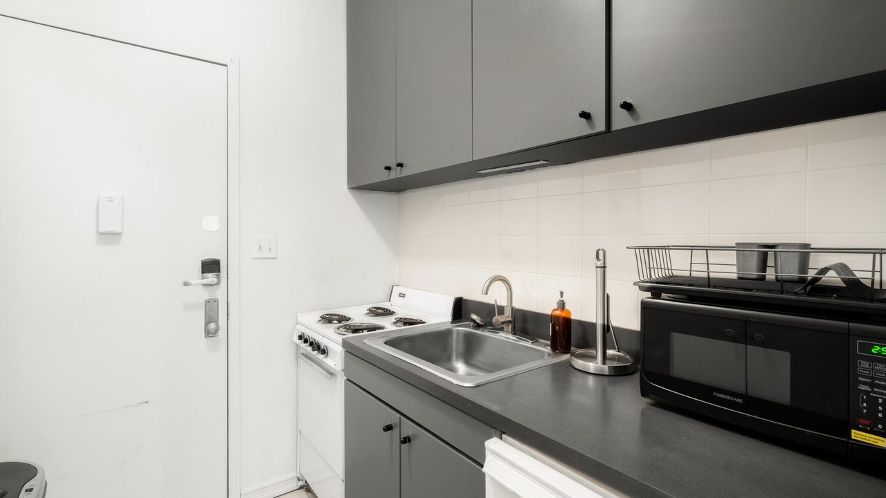 a room in Hell's Kitchen photo 2