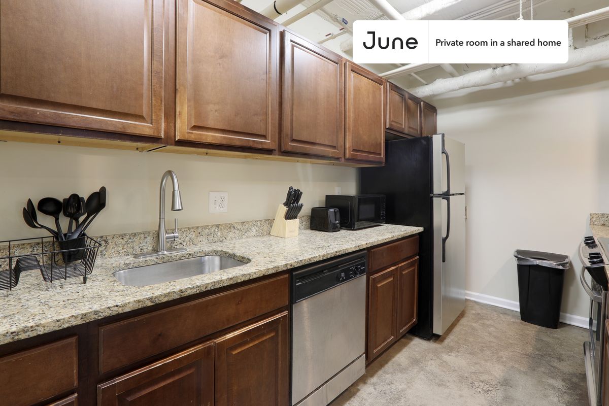 a room in Northwest Washington photo 8