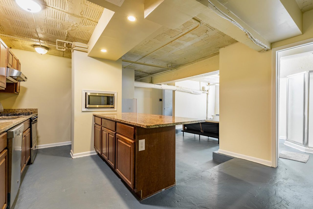 a room in Northwest Washington photo 6