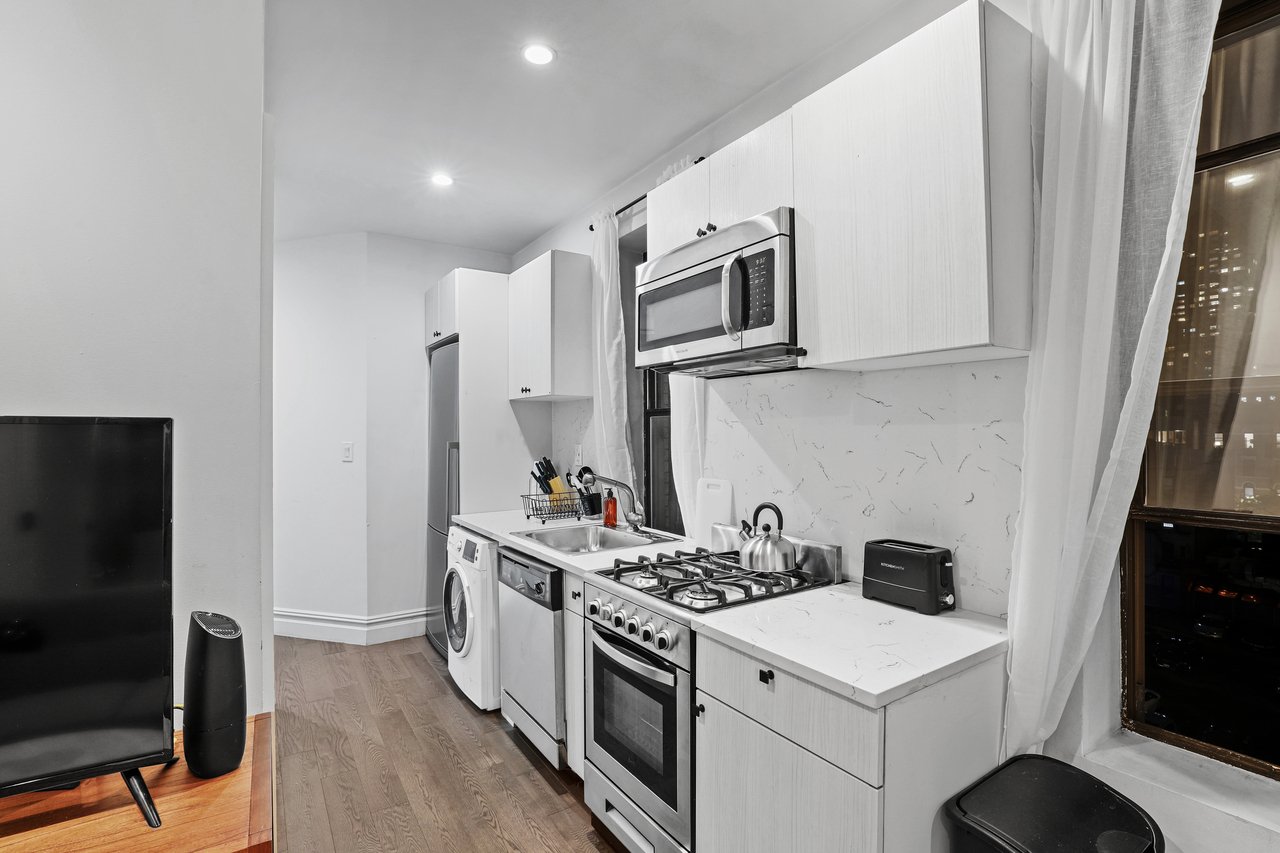 a room in Hell's Kitchen photo 8