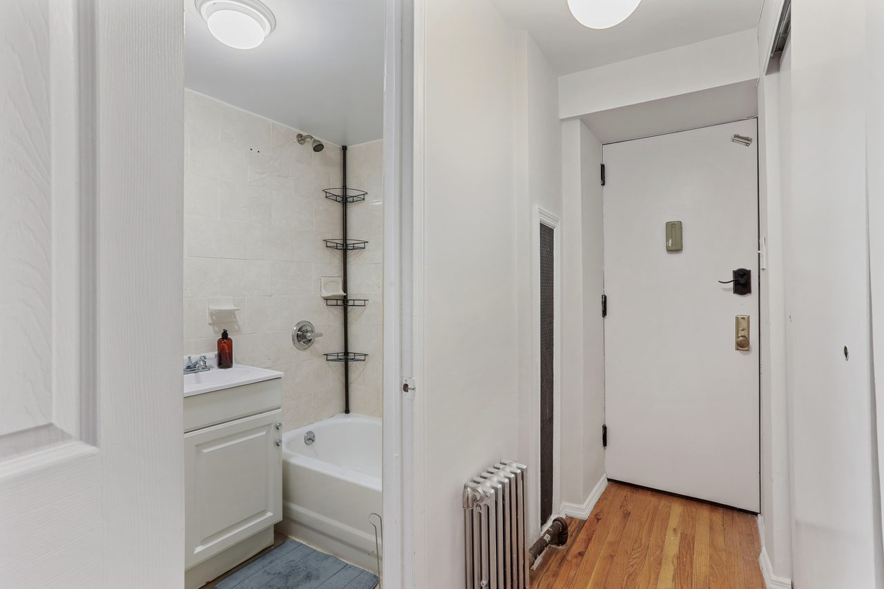 a room in Hamilton Heights photo 5
