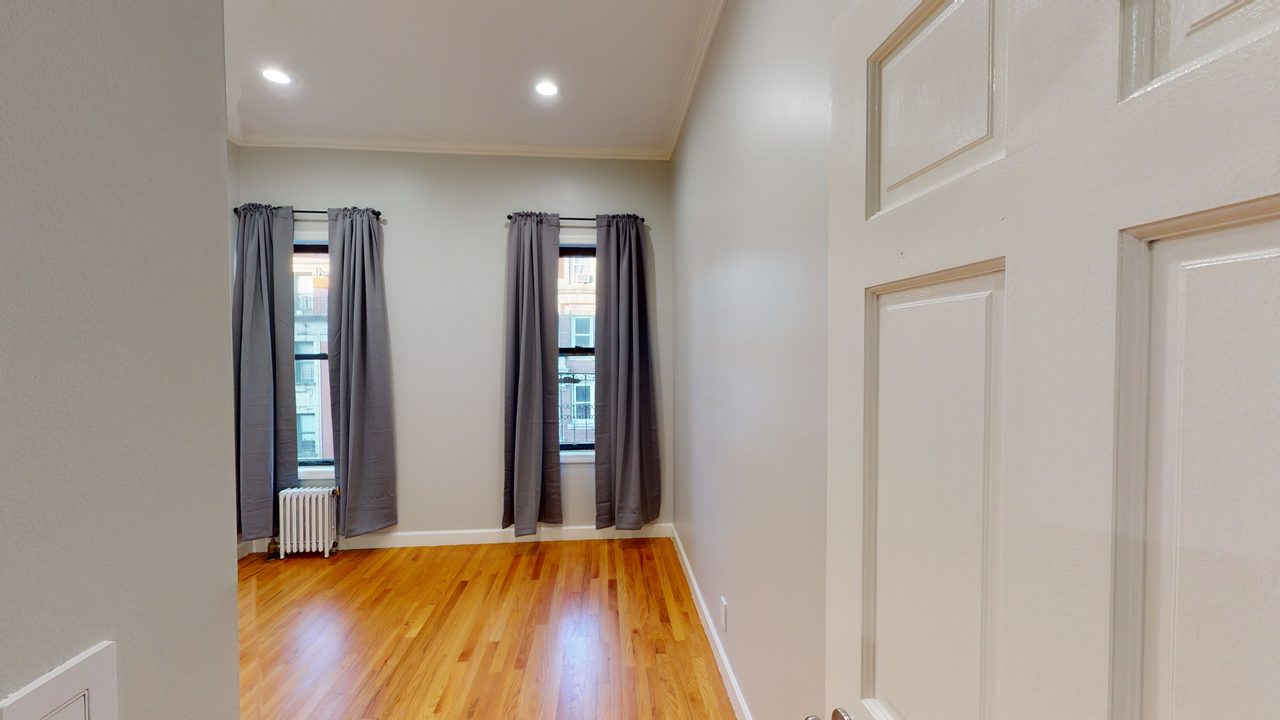 a room in Hamilton Heights photo 2