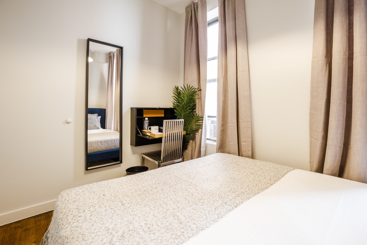a room in Lower East Side photo 7