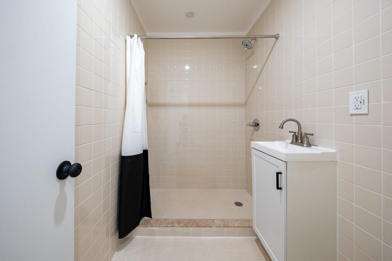 a room in Flatbush photo 3