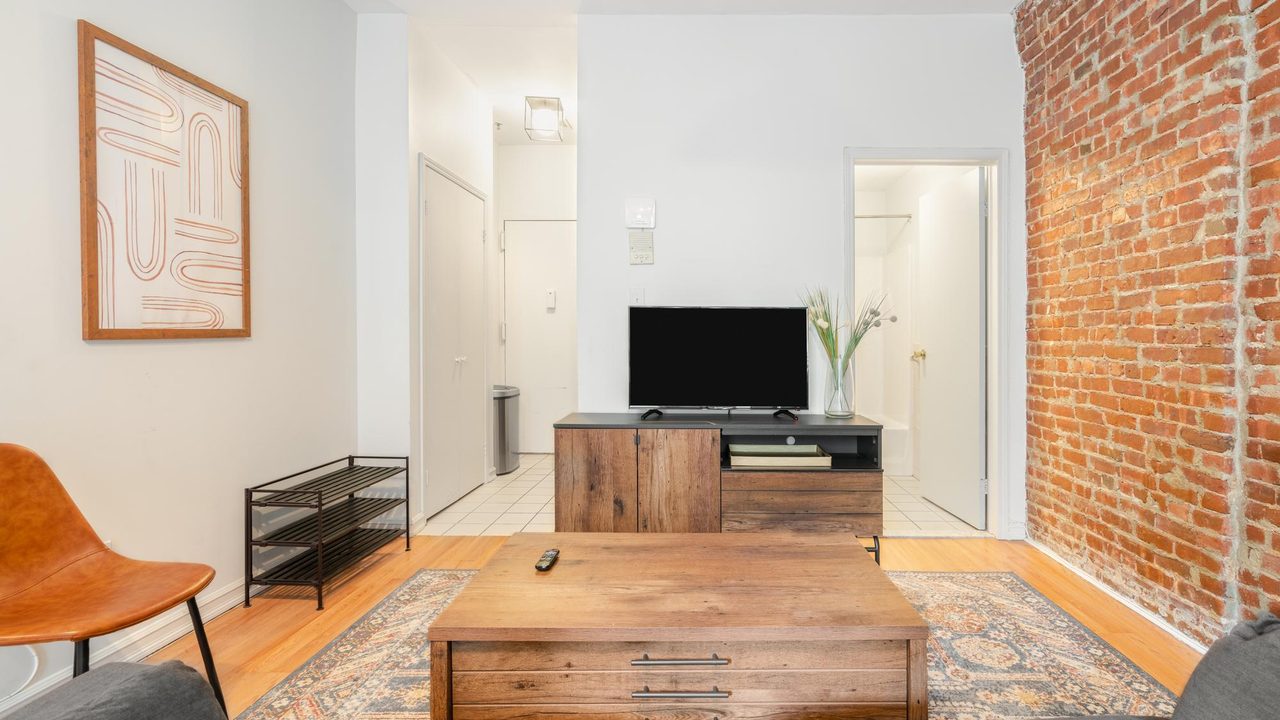 a room in Hell's Kitchen photo 7
