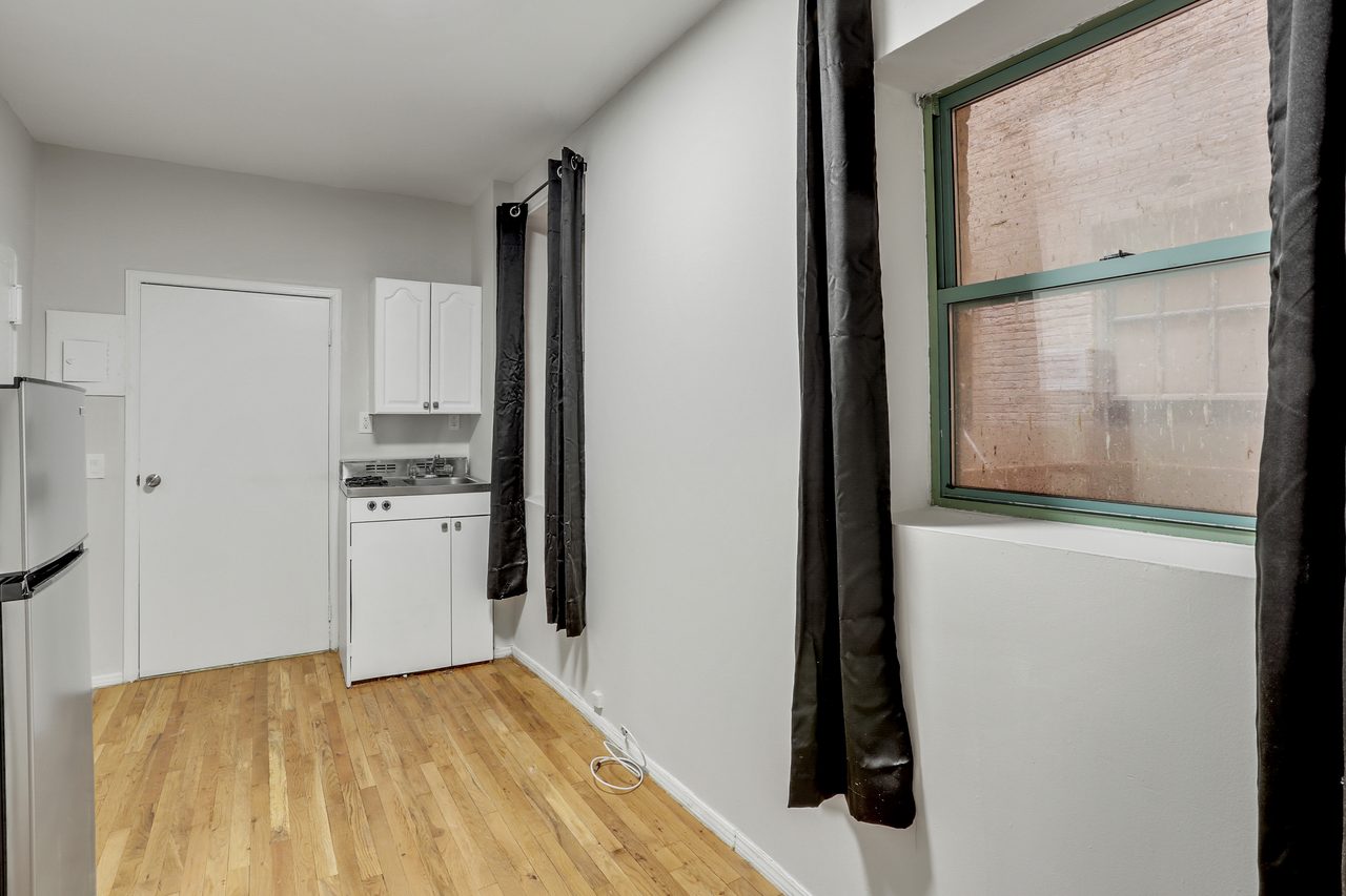 a room in Lincoln Square photo 3