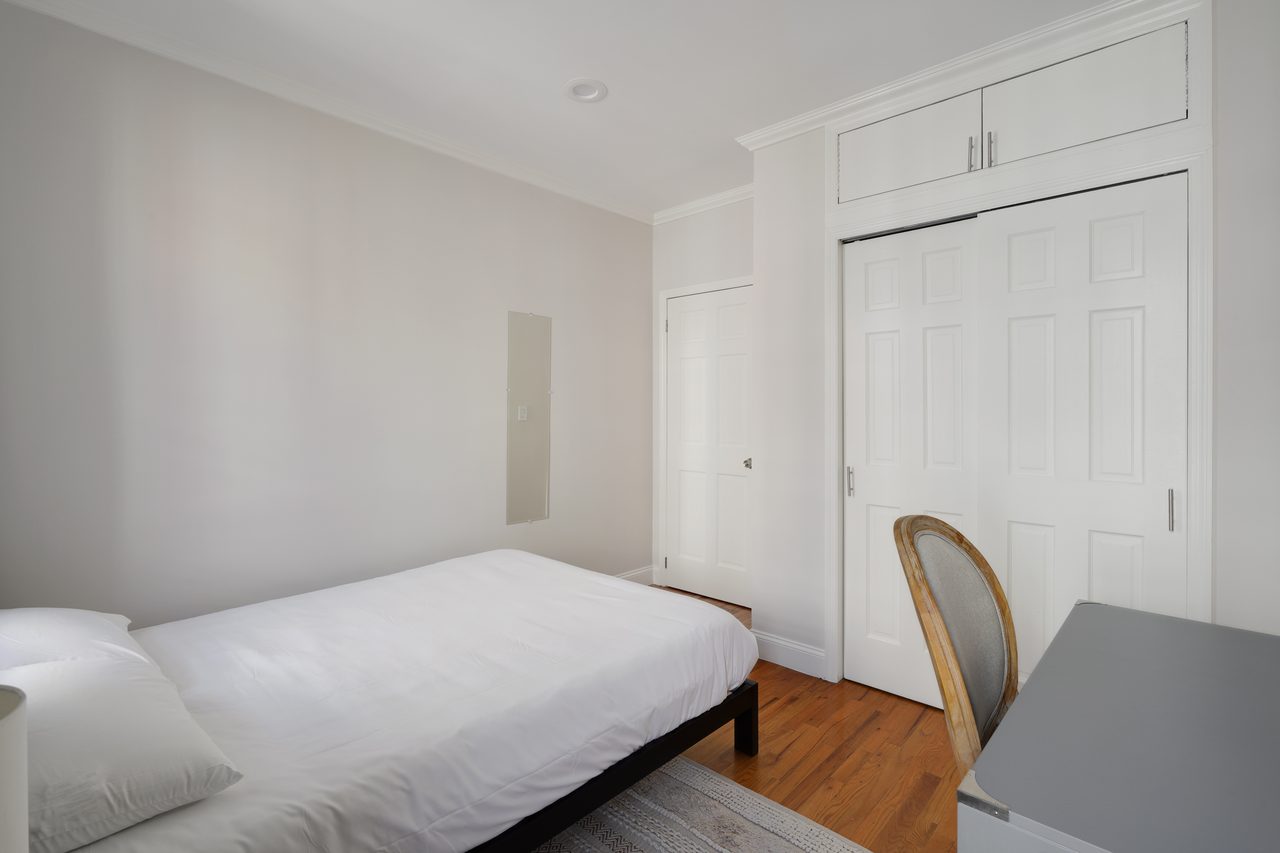 a room in Hamilton Heights photo 2