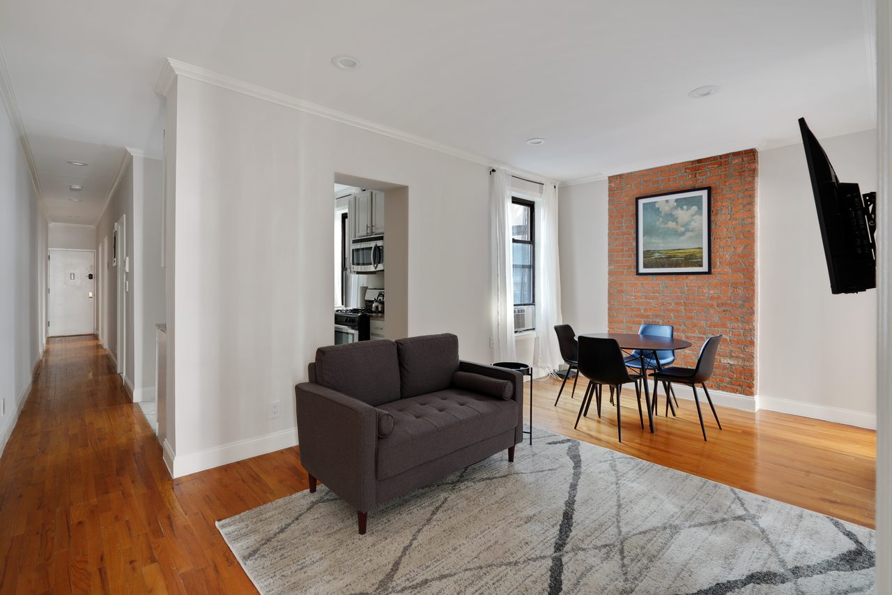 a room in Hamilton Heights photo 3