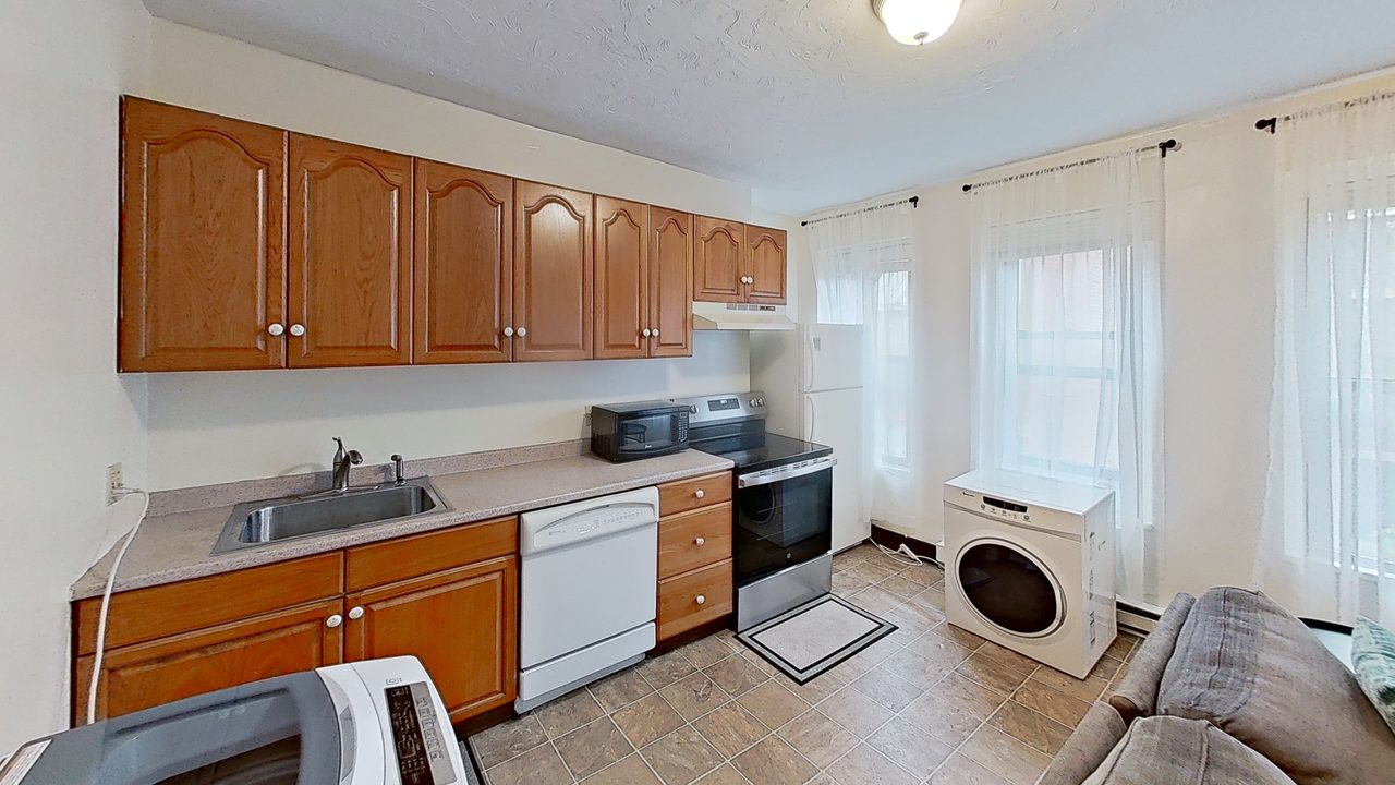 a room in Roxbury photo 5
