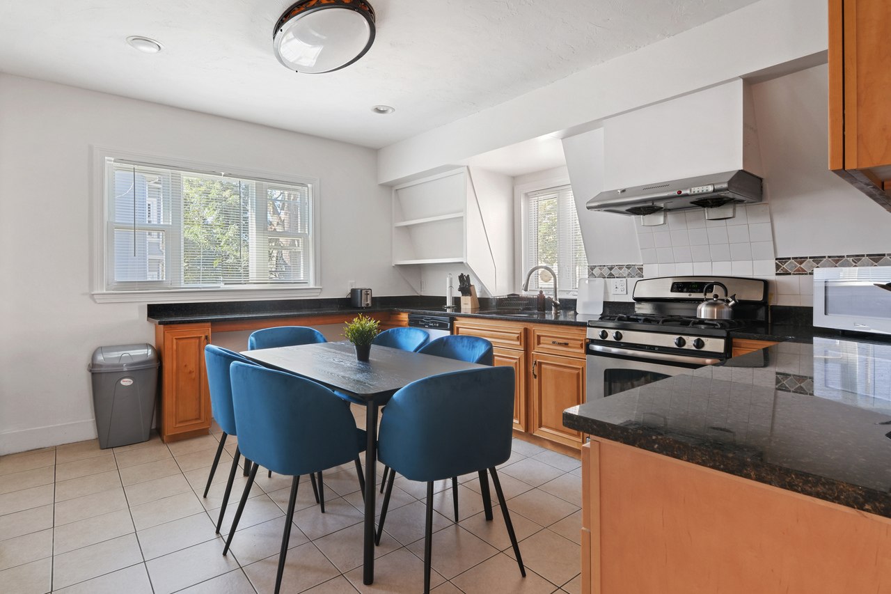 a room in Lower Allston photo 5