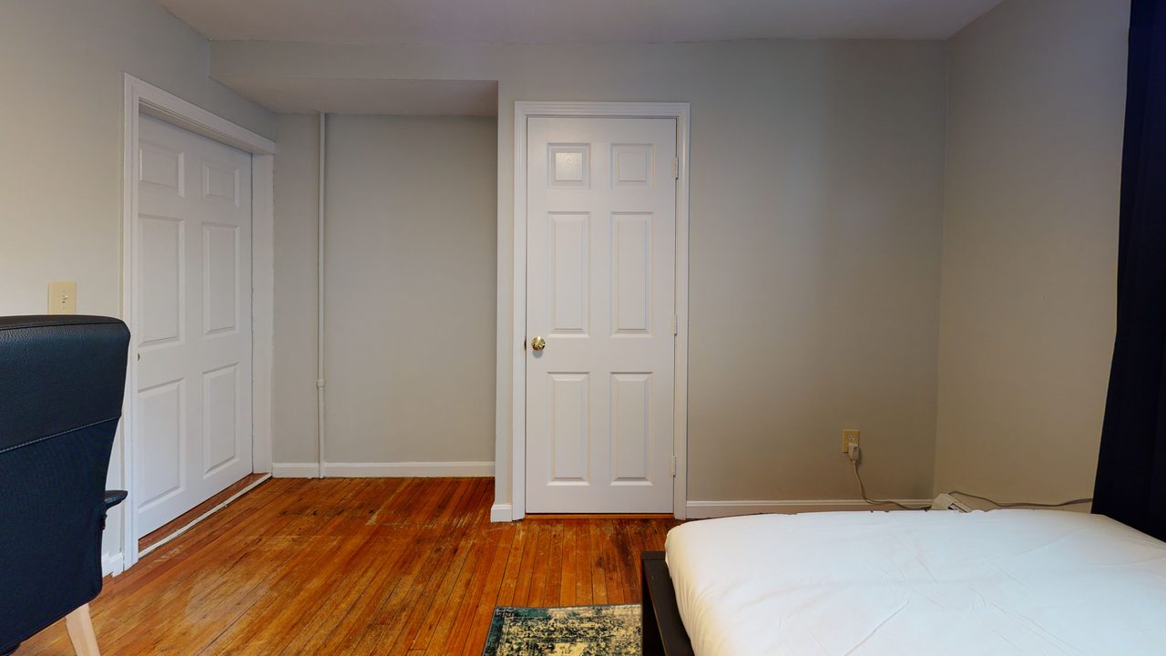 a room in Chestnut Hill photo 5