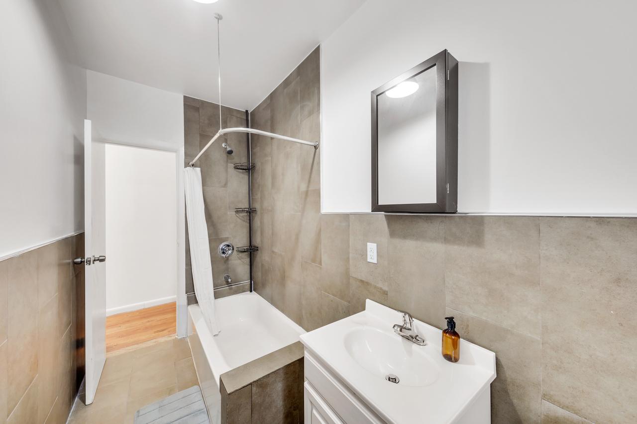 a room in Hamilton Heights photo 8