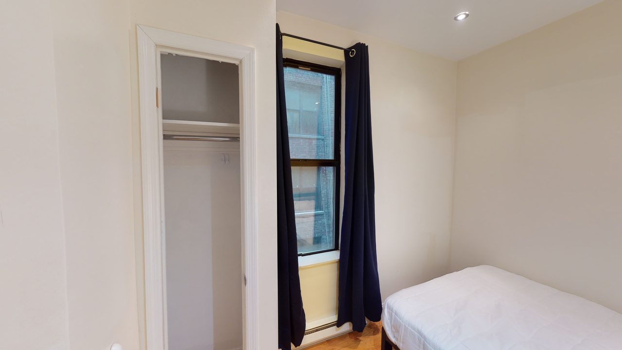 a room in Morningside Heights photo 3