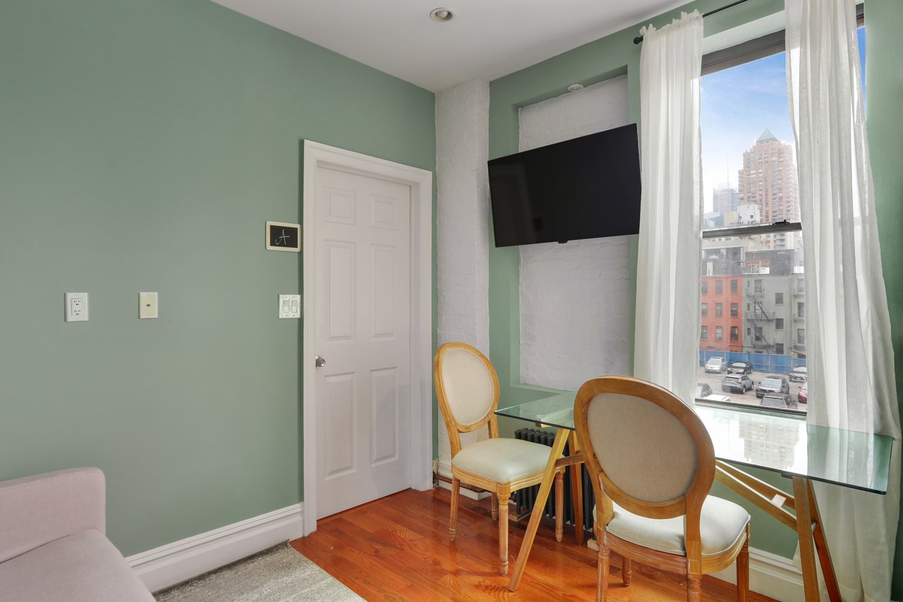 a room in Hell's Kitchen photo 4