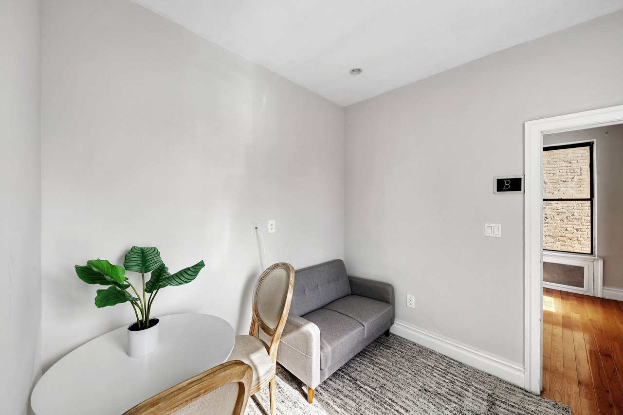 a room in Hell's Kitchen photo 5