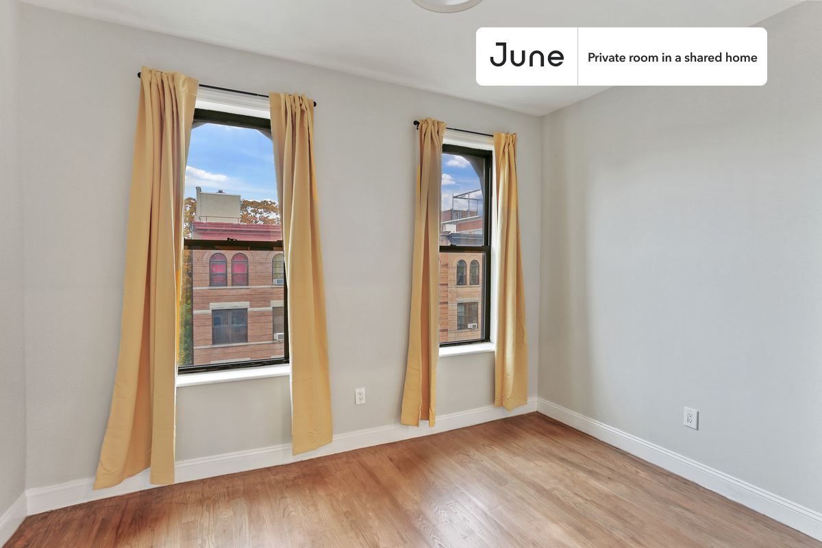 a room in Crown Heights photo 2