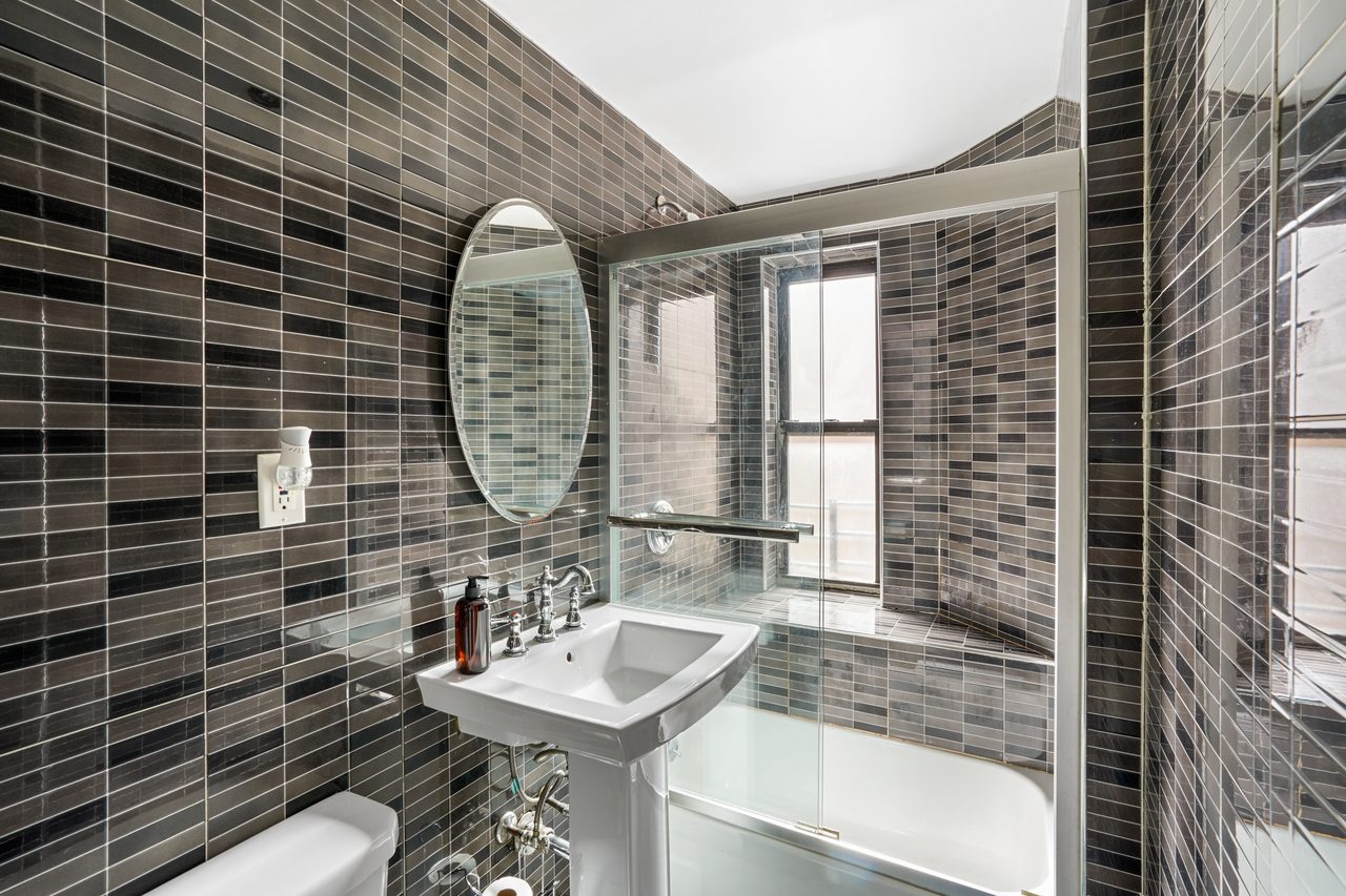 a room in Morningside Heights photo 7