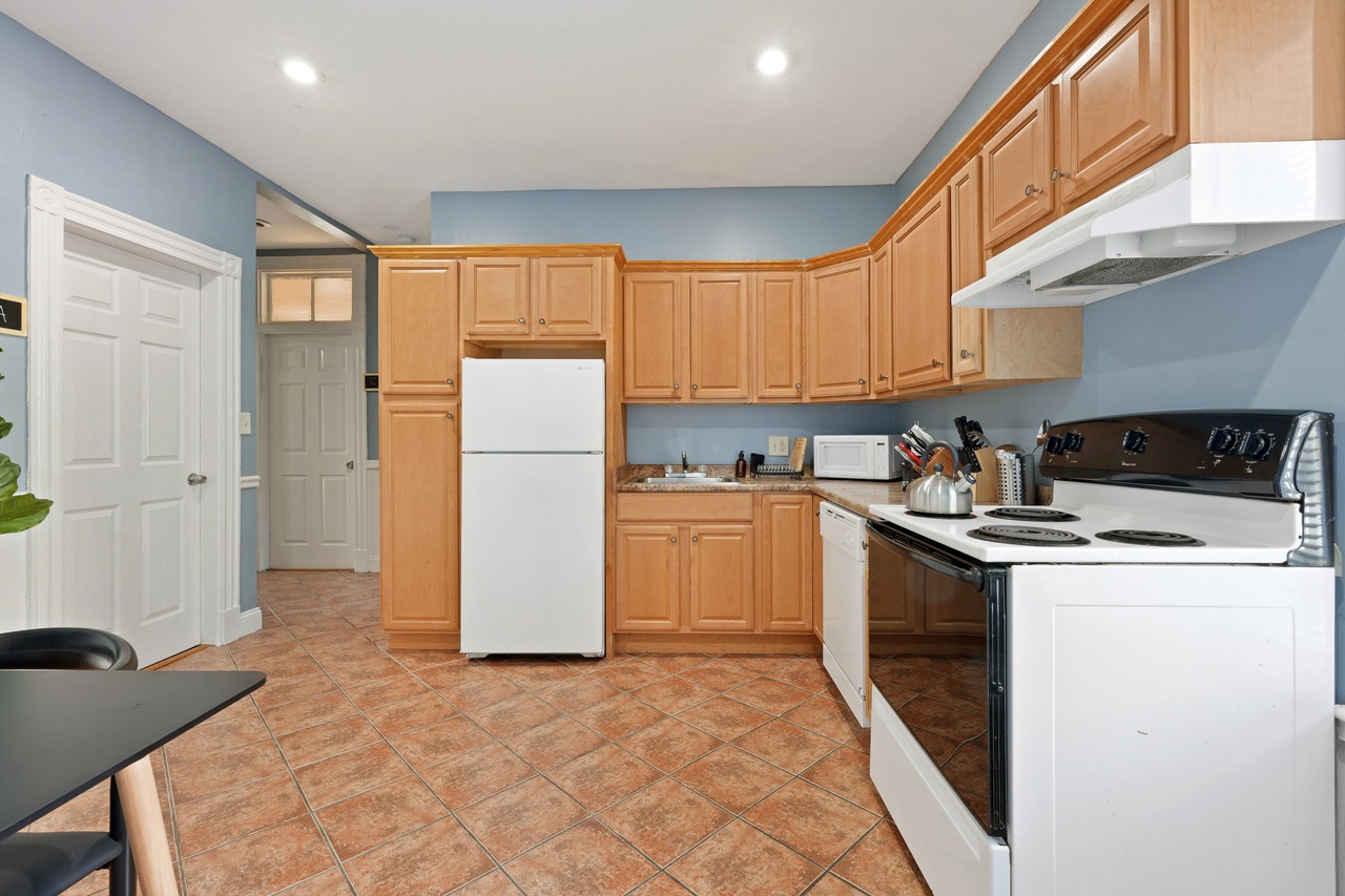 a room in Mission Hill photo 4