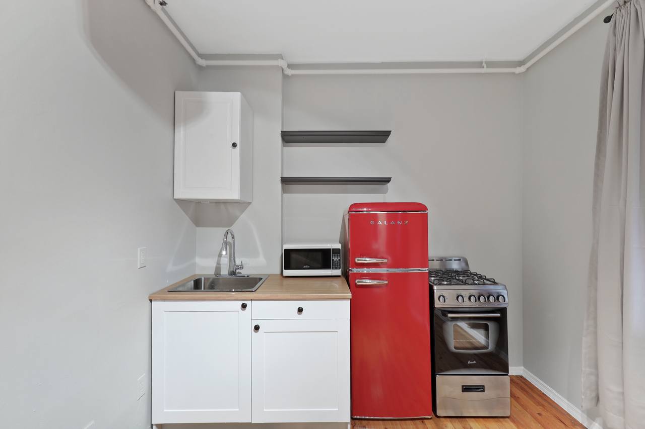 a room in Lincoln Square photo 7