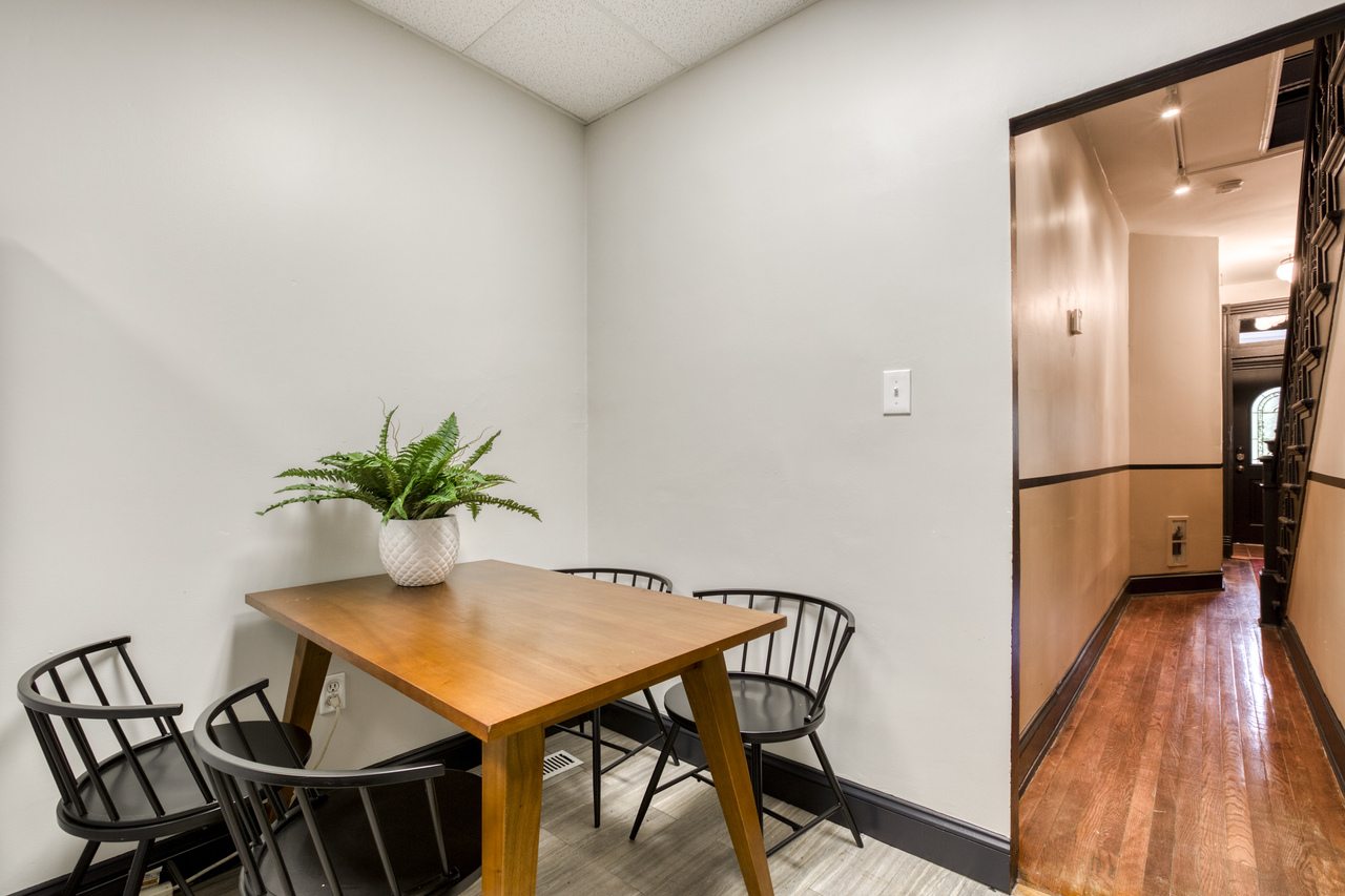 a room in Northwest Washington photo 8