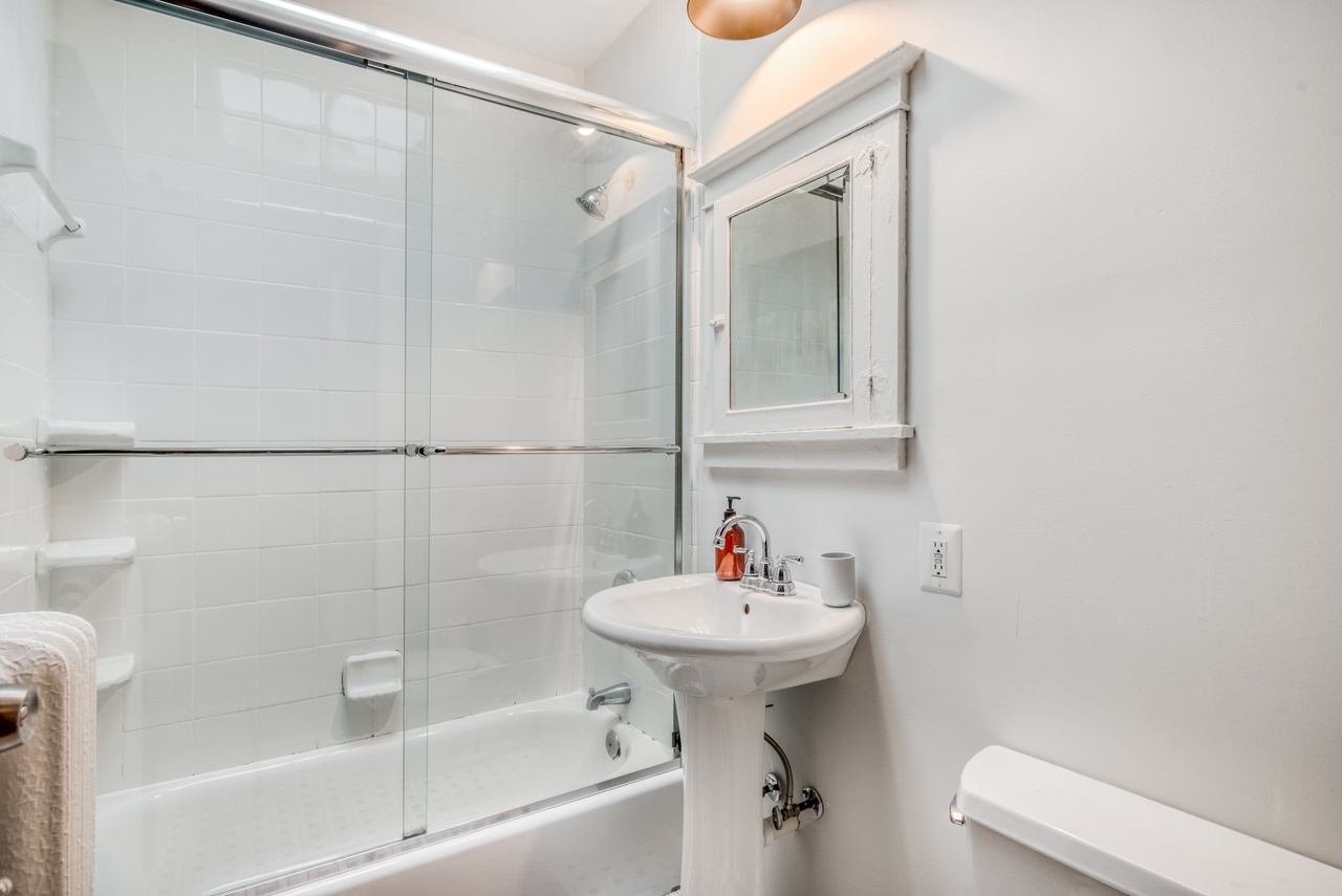 a room in Northwest Washington photo 5