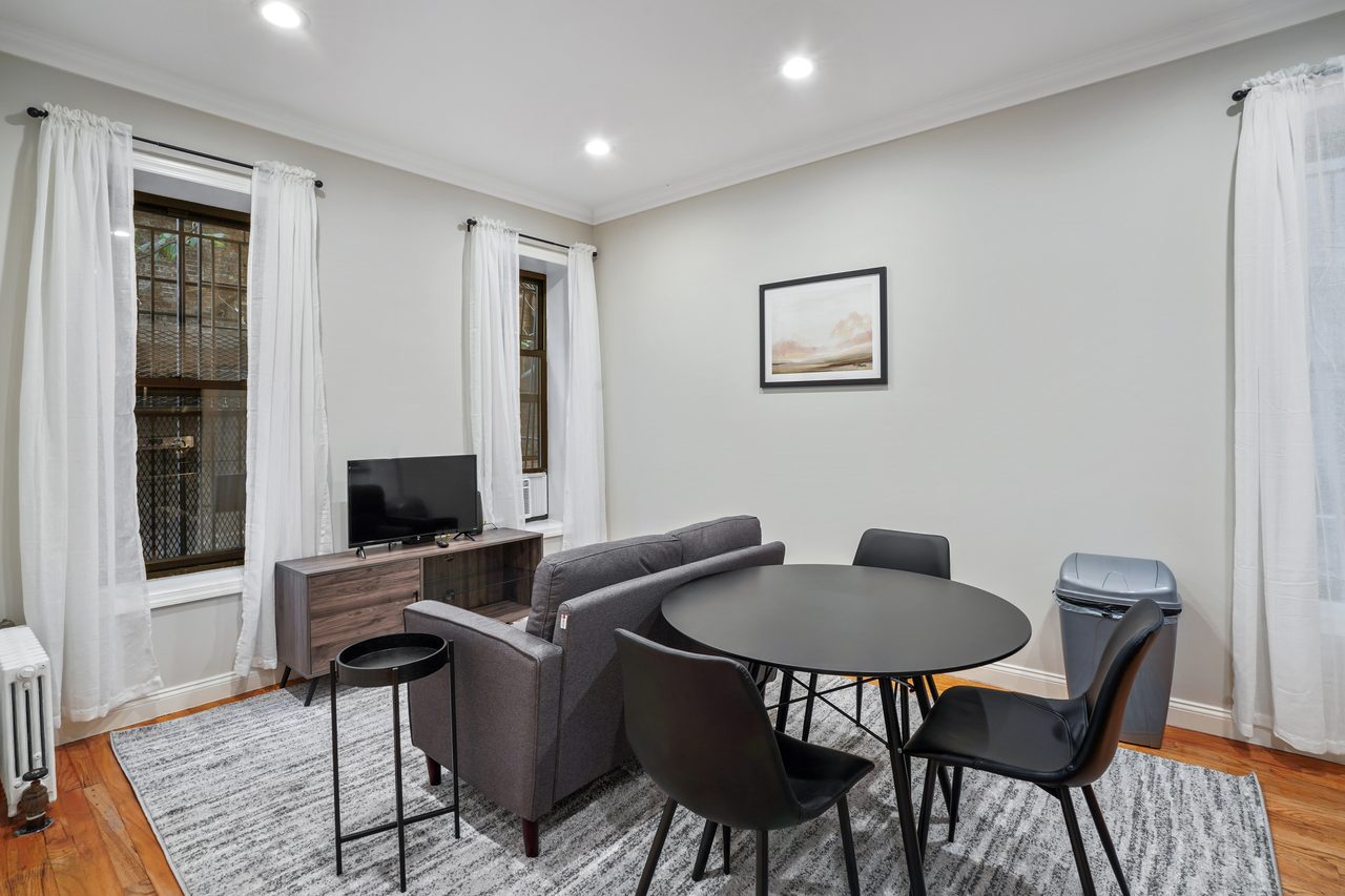 a room in Hamilton Heights photo 6