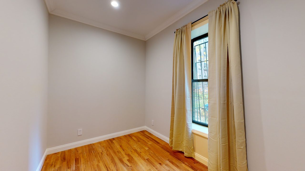 a room in Hamilton Heights photo 4