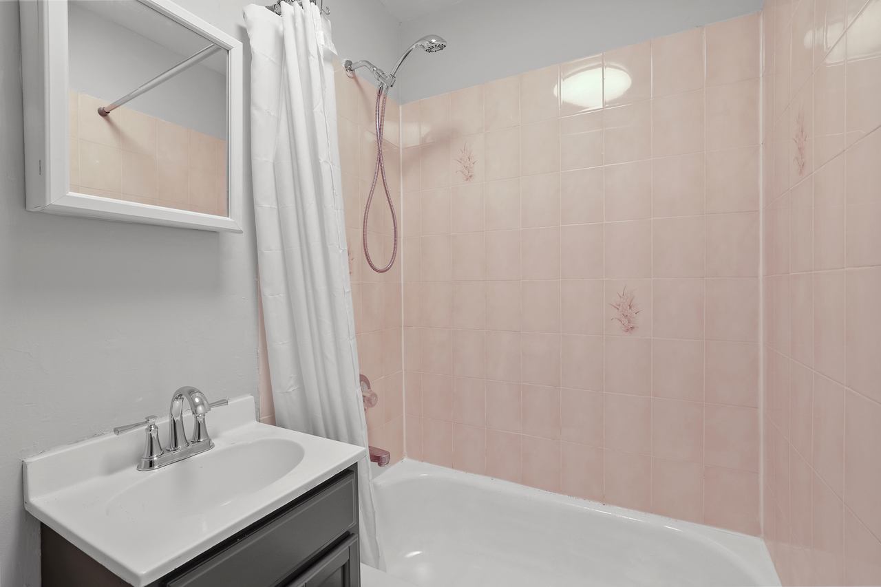 a room in Lincoln Square photo 4