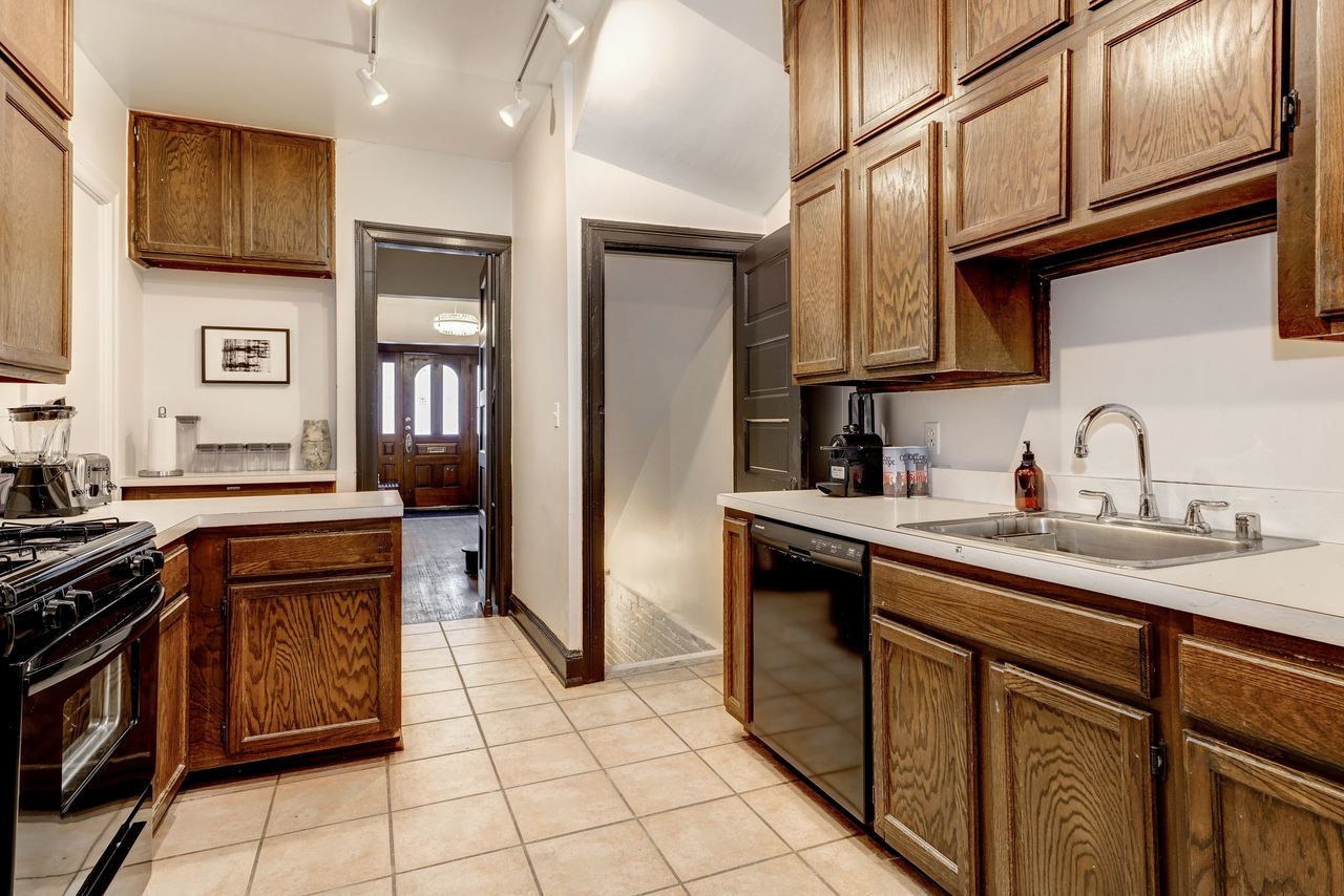 a room in Northwest Washington photo 5