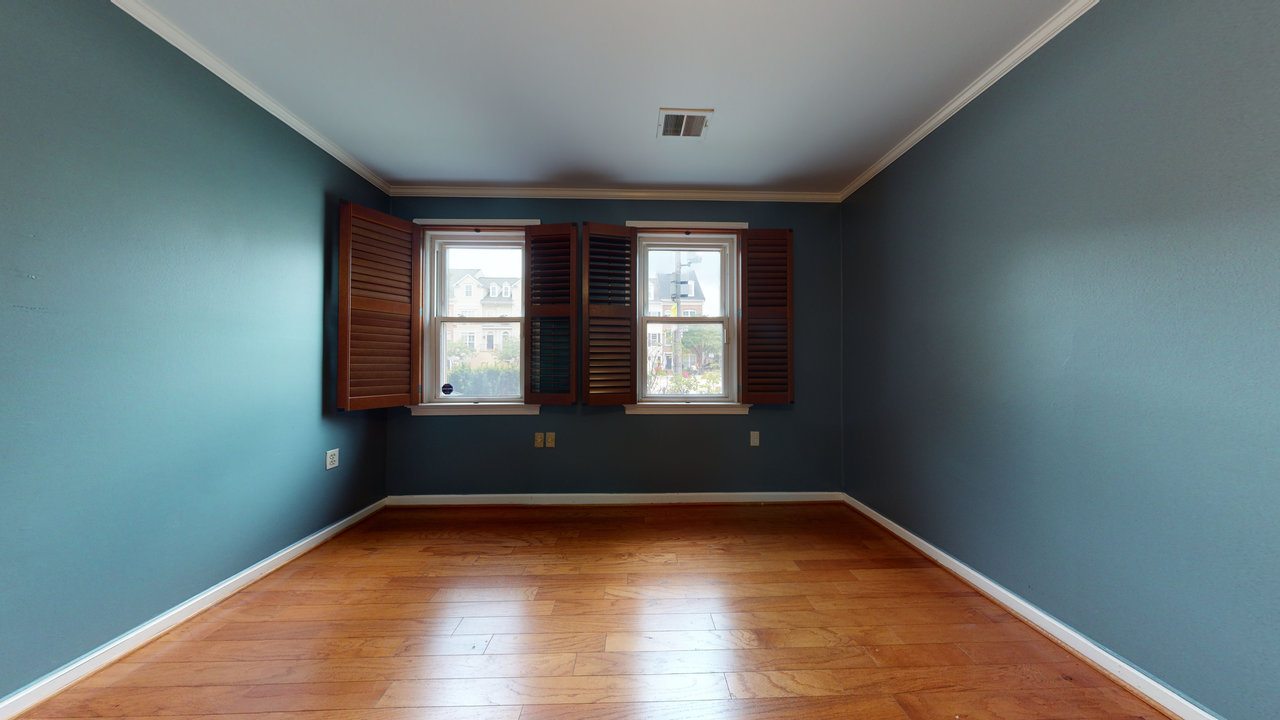 a room in Southwest Waterfront photo 5