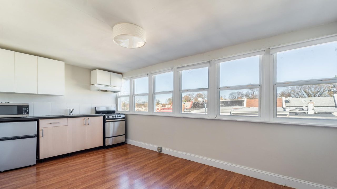 a room in Northwest Washington photo 6