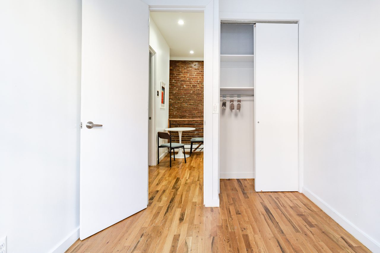 a room in Hamilton Heights photo 3