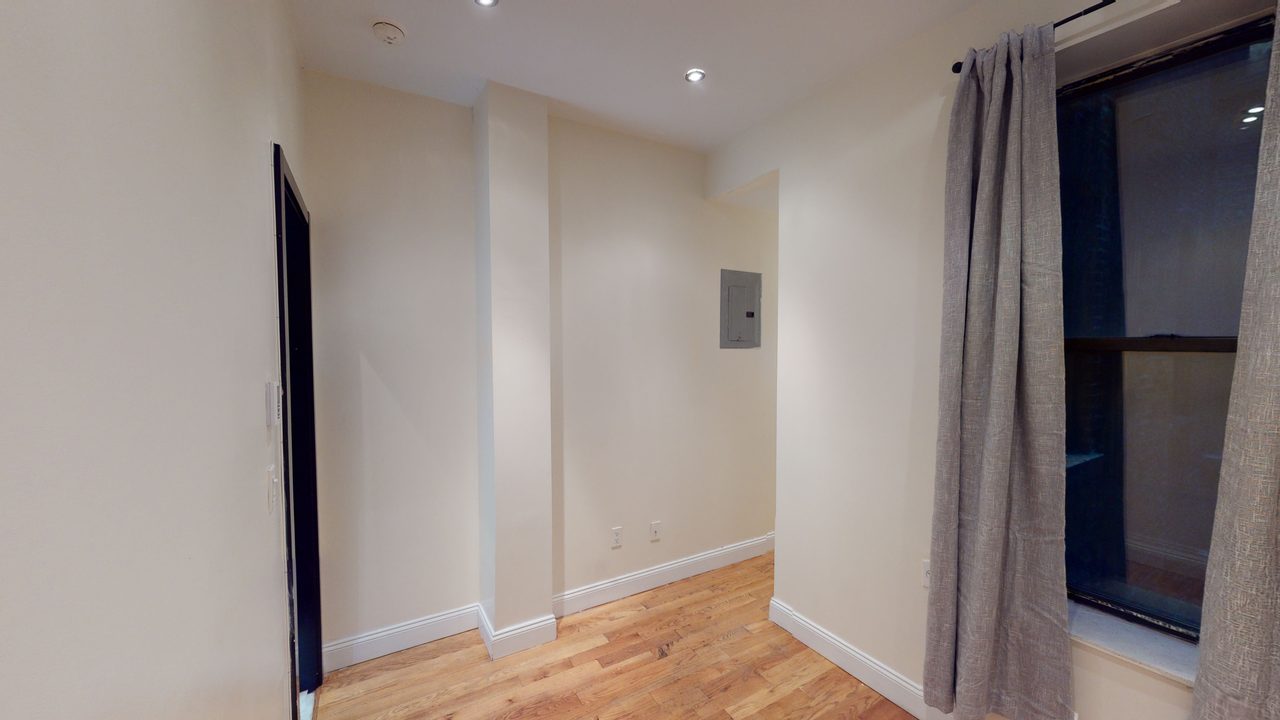 a room in Morningside Heights photo 3
