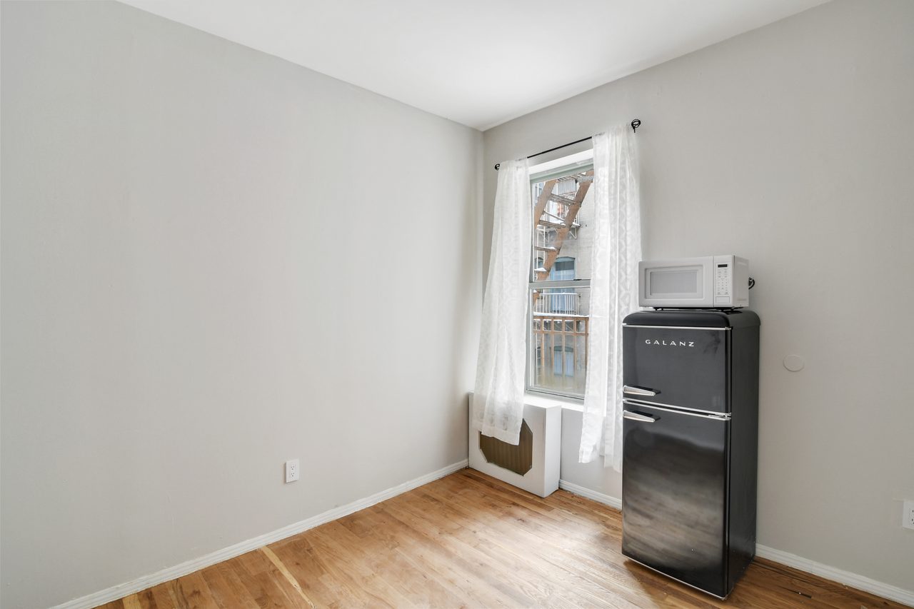 a room in Lincoln Square photo 9