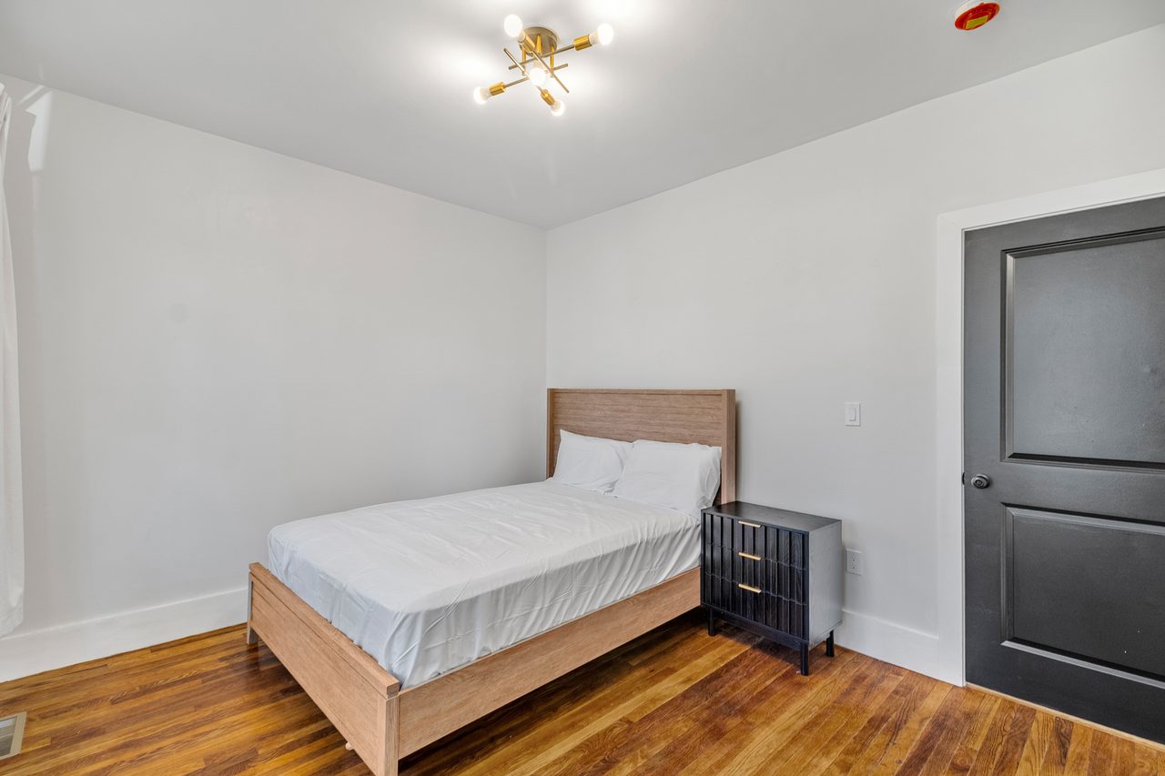 a room in Roxbury photo 2