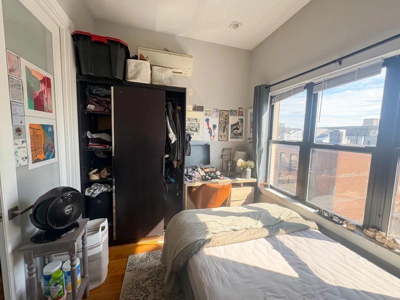 a room in Bedford-Stuyvesant photo 3
